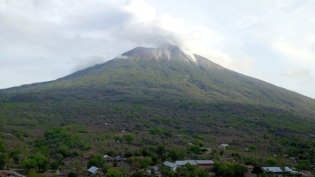 Arsip Foto - Ile Lewotolok di Kecamatan Ile Ape, Kabupaten Lembata, Provinsi Nusa Tenggara Timur. (ANTARA FOTO/Kornelis Kaha/aww/pri)