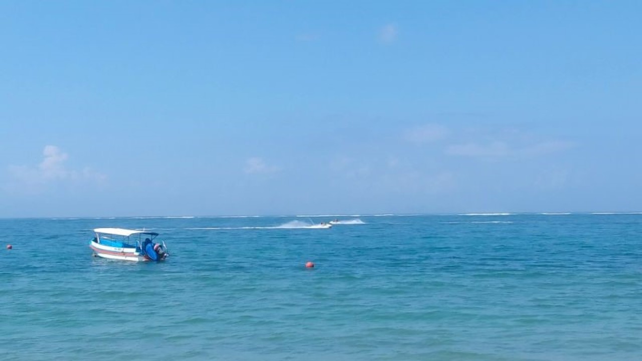 Arsip foto - Wisatawan bermain jetski di Pantai Sanur, Denpasar, Bali, Senin (22/5/2023) ANTARA/Dewa Ketut Sudiarta Wiguna