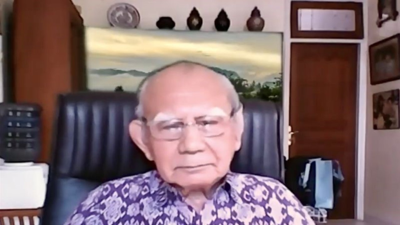 Arsip - Guru Besar Sekolah Ilmu Lingkungan Universitas Indonesia Prof Emil Salim. (ANTARA/Virna P Setyorini)