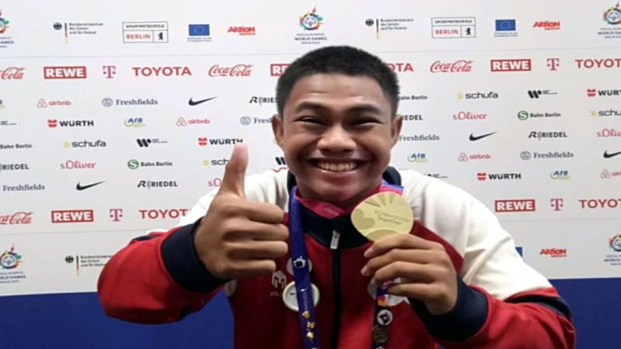 Atlet Special Olympics Indonesia (SOIna) Arsyad Al Banjari memamerkan medali yang dia raih dalam ajang Special Olympics World Summer Games (SOWSG) 2023 Berlin, Jerman.  (ANTARA/HO-Kemenpora RI)