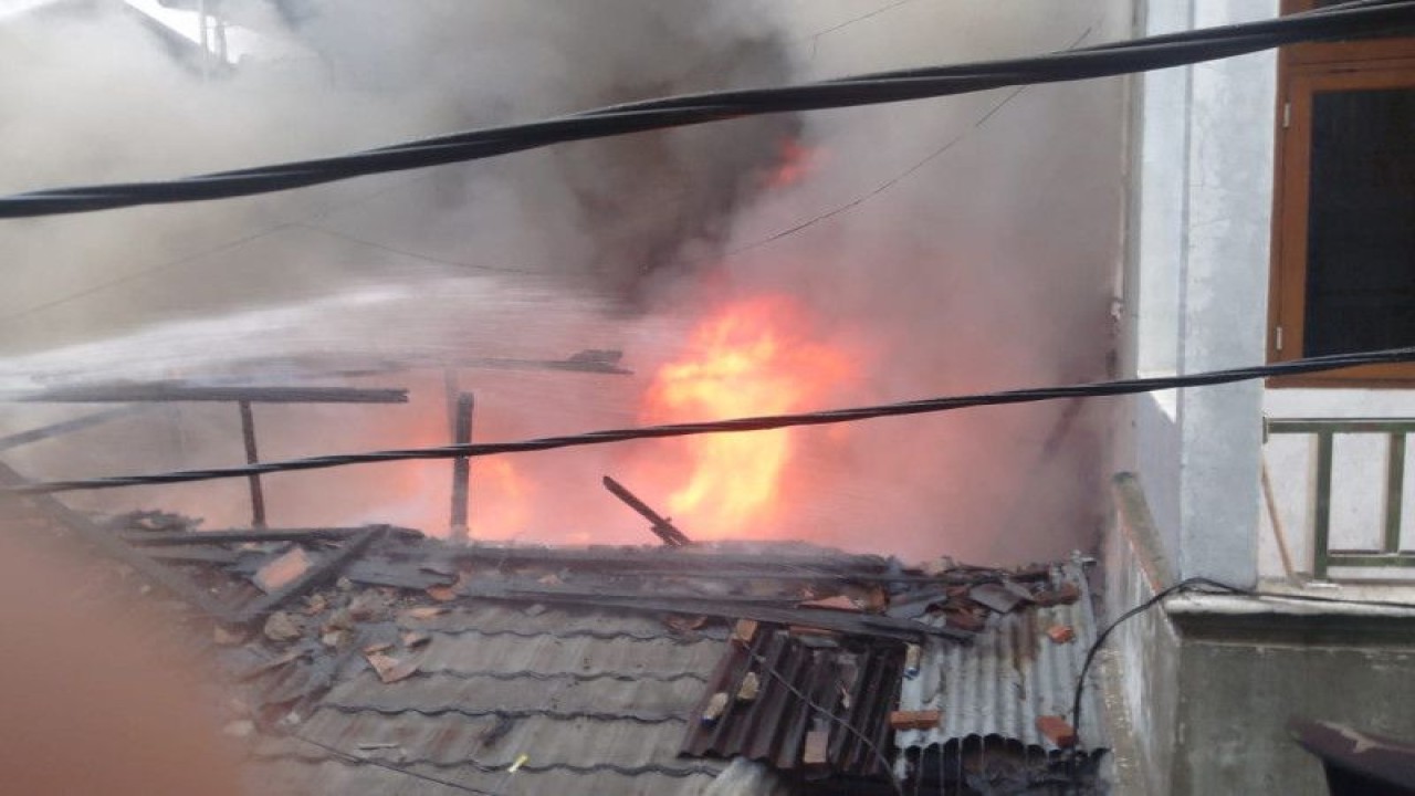 Kebakaran tiga rumah di Jalan Tangki, Gang Ibrahim RT 012/RW 06, Tangki, Tamansari, Jakarta Barat, Minggu (25/6/2023) pagi. ANTARA/HO-Sudin Gulkarmat Jakbar