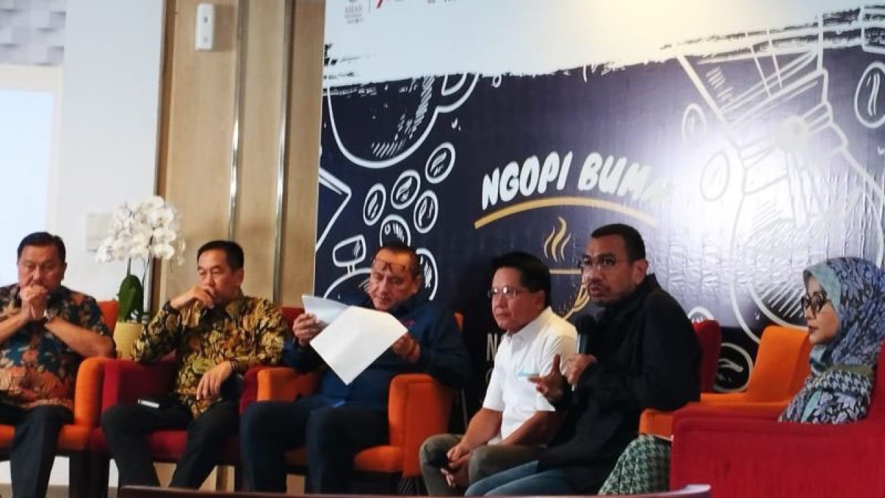 Staf Khusus (Stafsus) III Menteri BUMN Arya Sinulingga (kedua dari kanan) saat Ngobrol Pagi Seputar BUMN (Ngopi BUMN) di Gedung Kementerian BUMN, Jakarta, Kamis (22/6/2023). ANTARA/Benardy Ferdiansyah