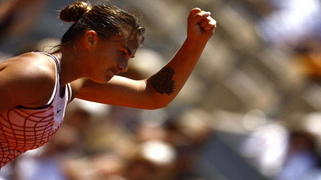 Petenis Belarus Aryna Sabalenka bereaksi saat pertandingan perempat final French Open melawan petenis Ukraina Elina Svitolina di Roland Garros, Paris, Prancis, Selasa (6/6/2023). (ANTARA/REUTERS/Clodagh Kilcoyne)