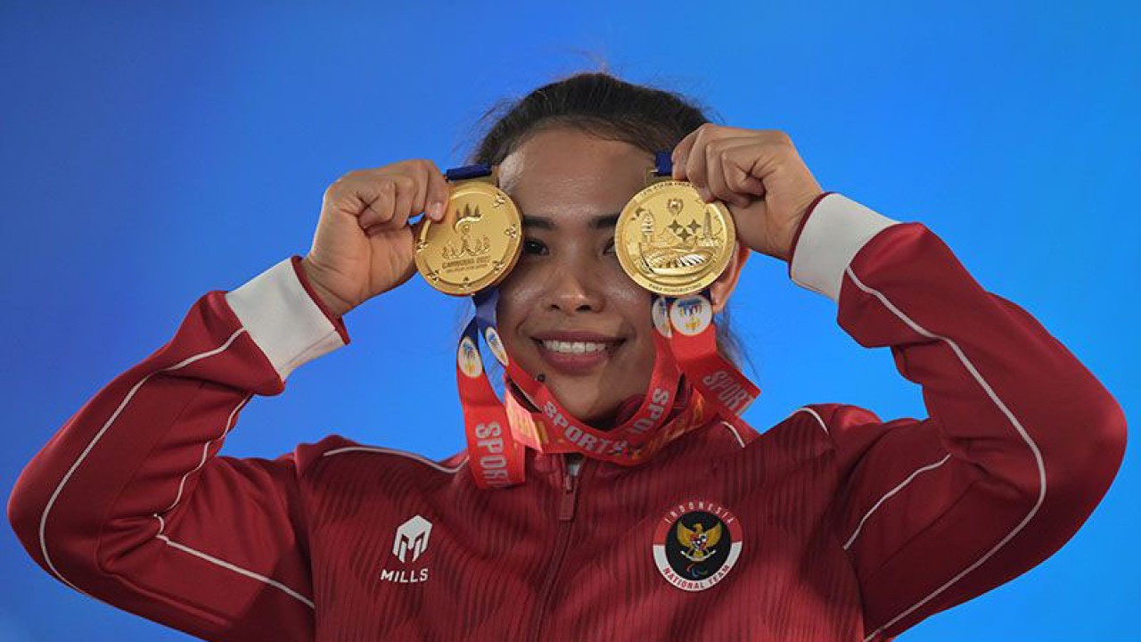 Lifter putri Indonesia Ni Nengah Widiasih berpose dengan medali emas yang diraihnya dari kelas 45 kg ASEAN Para Games 2023 di National Paralympic Commitee Hall, Phnom Penh, Kamboja, Minggu (4/6/2023). Ni Nengah Widiasih berhasil meraih dua medali emas lewat total angkatan 293 kg dan angkatan terbaik 99 kg. ANTARA FOTO/Zabur Karuru/tom/pri.