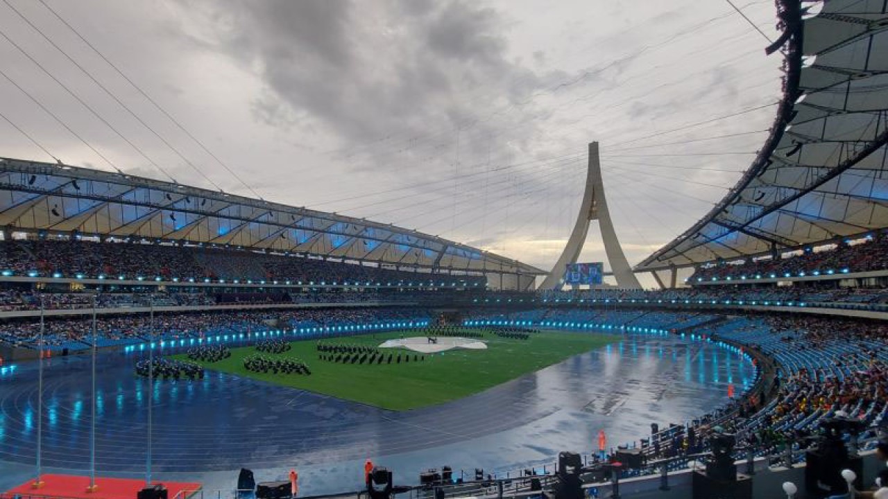 Upacara pembukaan ASEAN Para Games 2023 di Stadion Morodok Techo Phnom Phen, Sabtu (3/7/2023) sempat diguyur hujan deras. (ANTARA/Aditya Ramadhan)