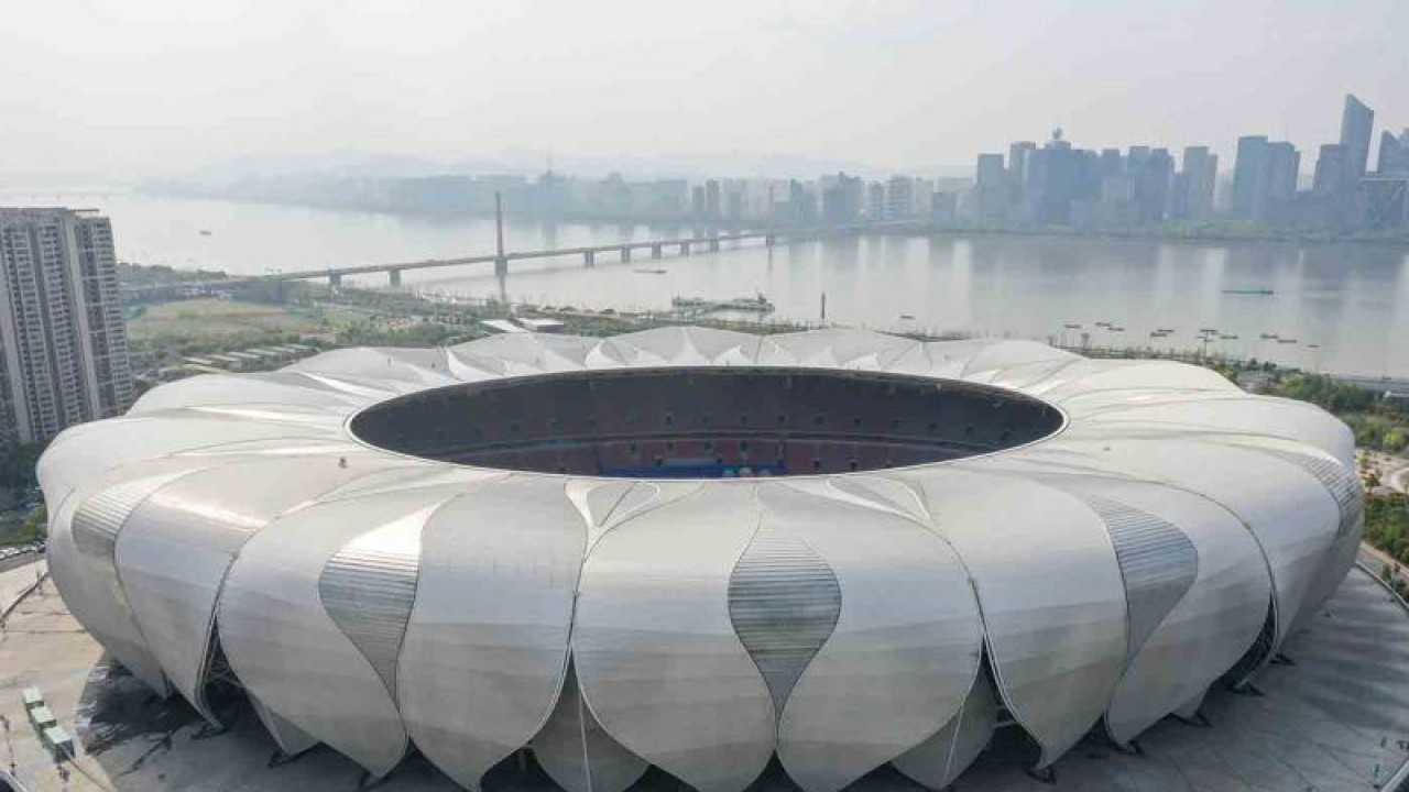 Arsip - Foto udara Hangzhou Olympic Sports Centre Stadium, stadion utama Asian Games ke-19 Hangzhou 2022 di Hangzhou, Provinsi Zhejiang, China timur, Rabu (30/3/2022). ANTARA FOTO/Xinhua/Huang Zongzhi/rwa.