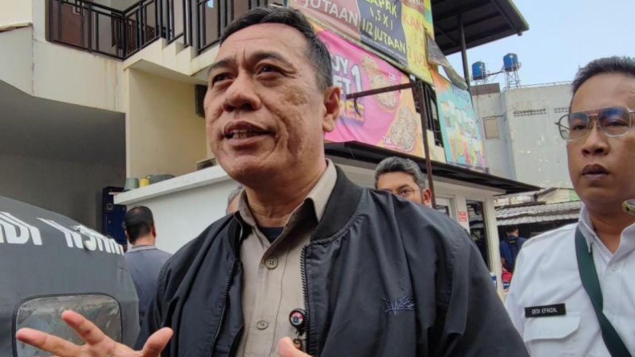 Asisten Pemerintahan Pemkot Jakarta Timur Eka Darmawan saat memberikan keterangan pers di sela-sela penertiban pedagang kaki lima (PKL) di Jalan Bekasi Barat dan Jalan Bekasi Barat VI, Kelurahan Rawa Bunga, Kecamatan Jatinegara, Rabu (21/6/2023). ANTARA/Syaiful Hakim
