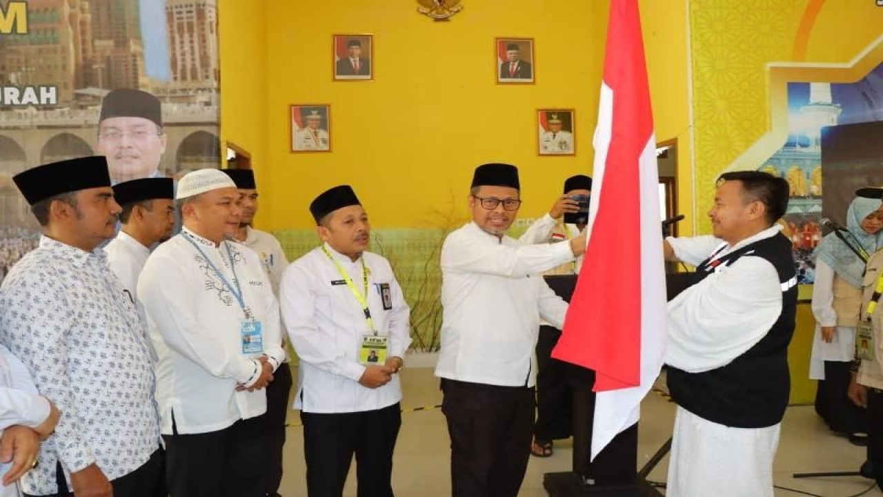 Asisten I Sekda Provinsi Riau H. Masrul Kasmy melepas sebanyak 199 jamaah calon haji (JCH) asal Provinsi Riau ke Mekkah, Arab Saudi, Jumat (23/6/2023). FOTO ANTARA/HO-Humas Kemenag Riau.