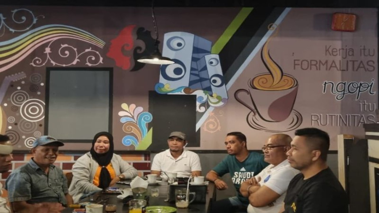 Askot PSSI Ternate menggelar rapat terkait persiapan turnamen sepak bola Ternate Super League (TSL) 2022-2023 untuk mencari bibit-bibit sepakbola di daerah ini, Kamis (22/6/2023). ANTARA/Abdul Fatah (Abdul Fatah)
