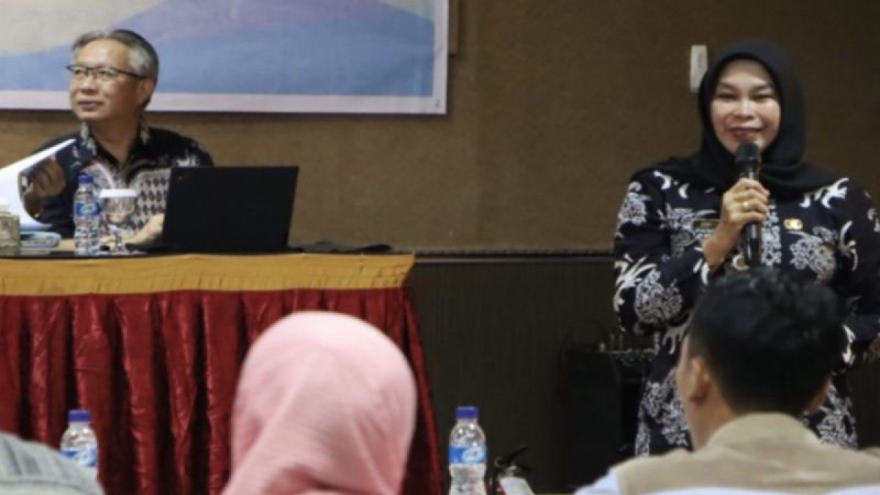 Kepala Bidang Perkebunan Berkelanjutan, Asmirilda saat memberikan materi pada bimbingan teknis penyusunan RPP ANKT, di Kutai Tmur. (Diskominfo Kaltim)