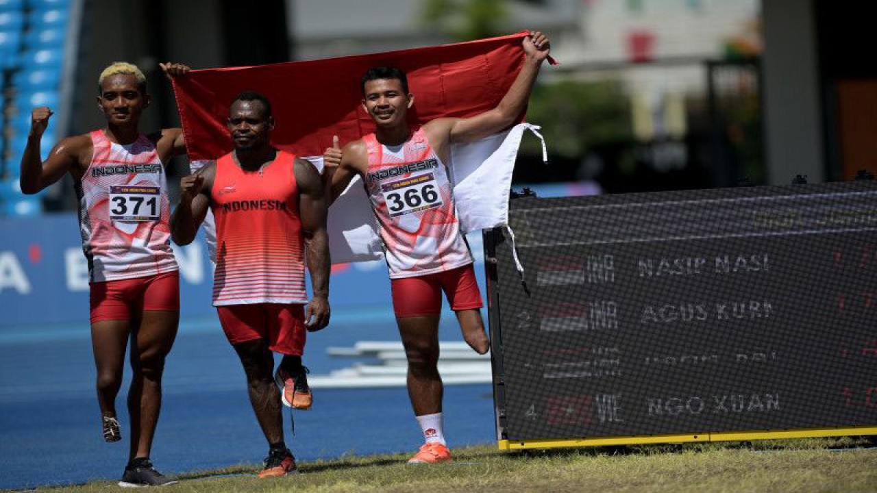 Arsip - Atlet lompat tinggi putra Indonesia Nasip (kiri) bersama Dapiel Bayage (tengah) dan Agus Kurniawan (kanan) berpose disamping monitor hasil perlombaan kelas T42/44 ASEAN Para Games 2023 Kamboja di Morodok Techo National Stadium, Phnom Penh, Kamboja, Minggu (4/6/2023). . ANTARA FOTO/Zabur Karuru/tom (ANTARA FOTO/ZABUR_KARURU)