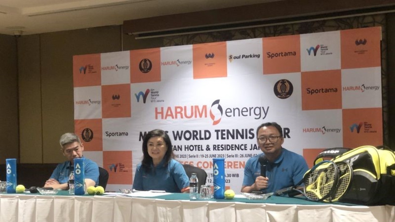 Direktur Utama PT Harum Energy Tbk Ray A Gunara Ketua Bidang Perwasitan (kiri), dan Kepelatihan PP Pelti Susan Soebakti (tengah), dan Bidang Hubungan Luar Negeri PP Pelti Ghofar Ismail (kanan) saat menggelar konferensi pers “Harum Energy Men's World Tennis Tour” di Hotel Sultan, Jakarta, Senin (12/6/2023). (ANTARA/Zaro Ezza Syachniar)