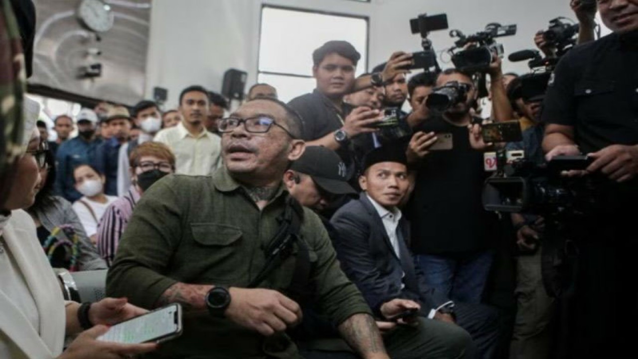 Ayah dari korban kasus dugaan penganiayaan terhadap David Ozora, Jonathan Latumahina (kiri) menghadiri sidang perdana terdakwa Mario Dandy di Pengadilan Negeri Jakarta Selatan, Jakarta, Selasa (6/6/2023). Sidang tersebut beragendakan pembacaan dakwaan atas kasus dugaan penganiayaan terhadap David Ozora. ANTARA FOTO/Fauzan/hp.