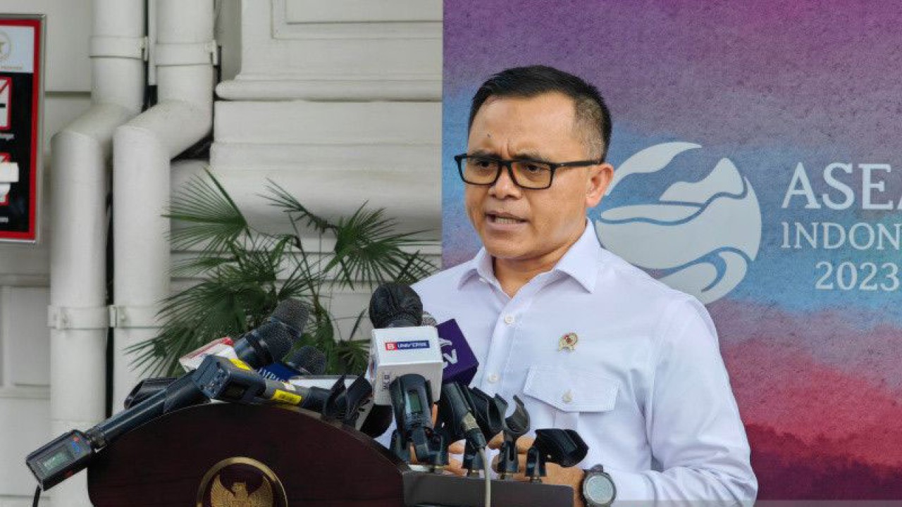 Menteri Pendayagunaan Aparatur Negara dan Reformasi Birokrasi Azwar Anas memberikan keterangan pers di lingkungan Istana Negara, Jakarta, Senin (12/6/2023). (ANTARA/Gilang Galiartha)