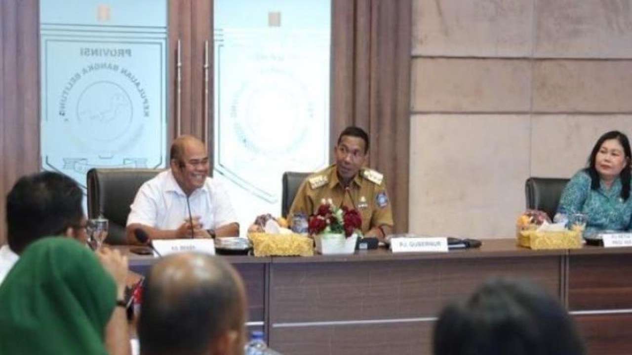 Penjabat Gubernur Kepulauan Babel Suganda Pandapotan Pasaribu (tengah) saat memimpin rakor dalam memaksimalkan Tim Percepatan Penurunan Stunting (TPPS) di Pangkalpinang. (Diskominfo Babel)