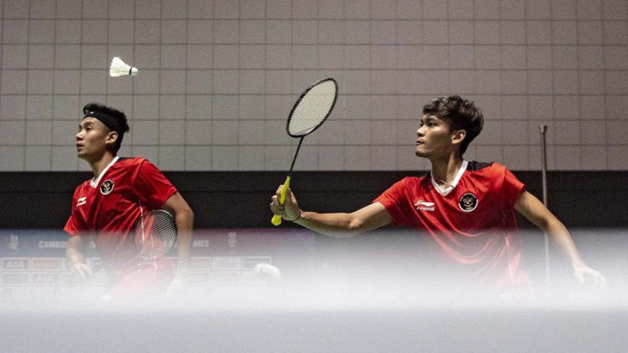 Foto arsip - Pebulu tangkis ganda putra Indonesia Muhammad Shohibul Fikri (kanan) dan Bagas Maulana (kiri) mengembalikan kok ke arah lawannya pebulu tangkis Malaysia Beh Chun Meng dan Goh Boon Zhe pada final bulu tangkis beregu putra SEA Games 2023 di Badminton Hall, Morodoc Techo National Stadium, Phnom Penh, Kamboja, Kamis (11/5/2023). Tim bulu tangkis beregu putra Indonesia berhasi meraih medali emas setelah mengalahkan Malaysia dengan skor 3-1. ANTARA FOTO/Muhammad Adimaja/aww.