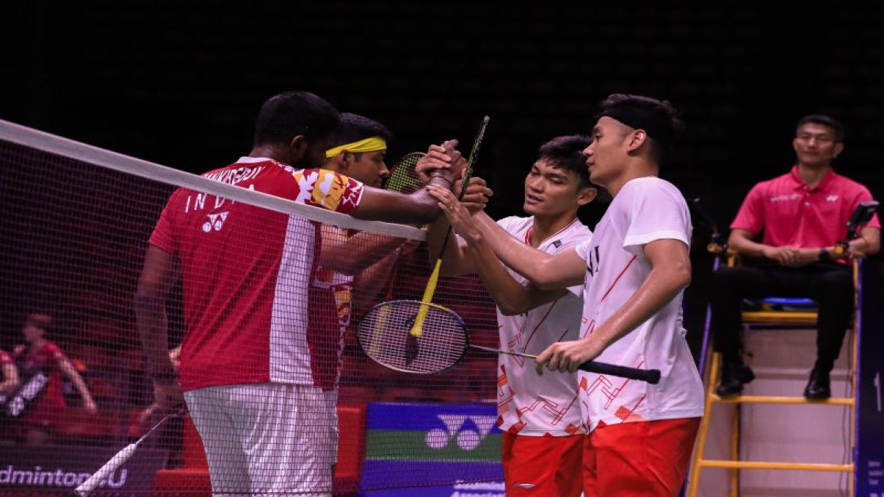 Ganda putra Indonesia Bagas Maulana/Muhammad Shohibul Fikri (sisi kanan) melaju ke babak perempat final Thailand Open 2023 setelah mengalahkan Satwiksairaj Rankireddy/Chirag Shetty (sisi kiri) pada babak 16 besar, Kamis malam waktu Bangkok. (ANTARA/HO-PP PBSI)