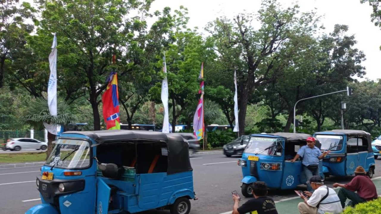 Barisan bajaj di Jalan Medan Merdeka Selatan, Jakarta Pusat, Kamis (15/6/2023). ANTARA/Siti Nurhaliza