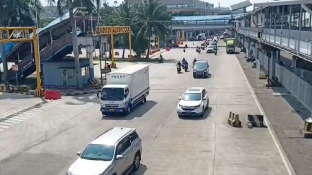 Suasanan lalu-lalang kendaraan di area Pelabuhan Bakauheni, Lampung Selatan terpantau ramai lancar. ANTARA/Riadi Gunawan