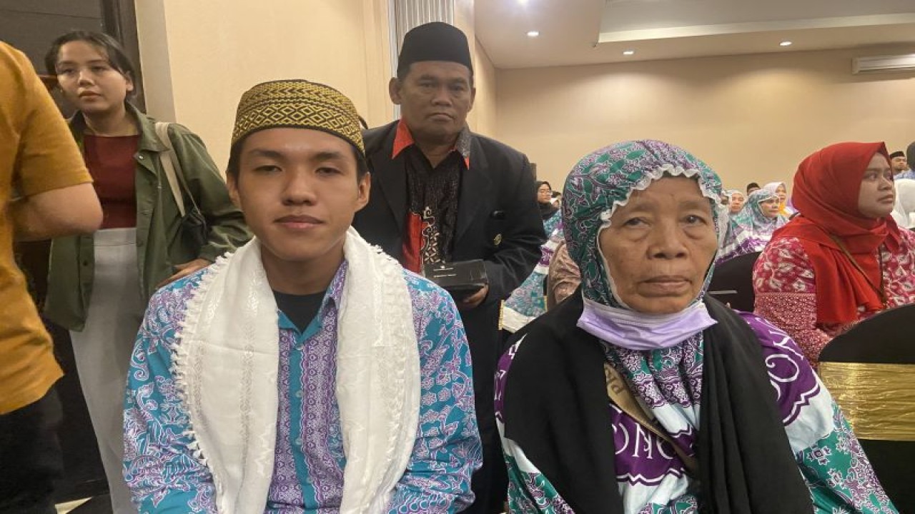 Jemaah haji termuda dari Bali Aprizal Yafi Burdah dan jemaah haji tertua Juhrawiyah saat pelepasan jemaah haji di Denpasar, Jumat (2/6/2023). ANTARA/Ni Putu Putri Muliantari