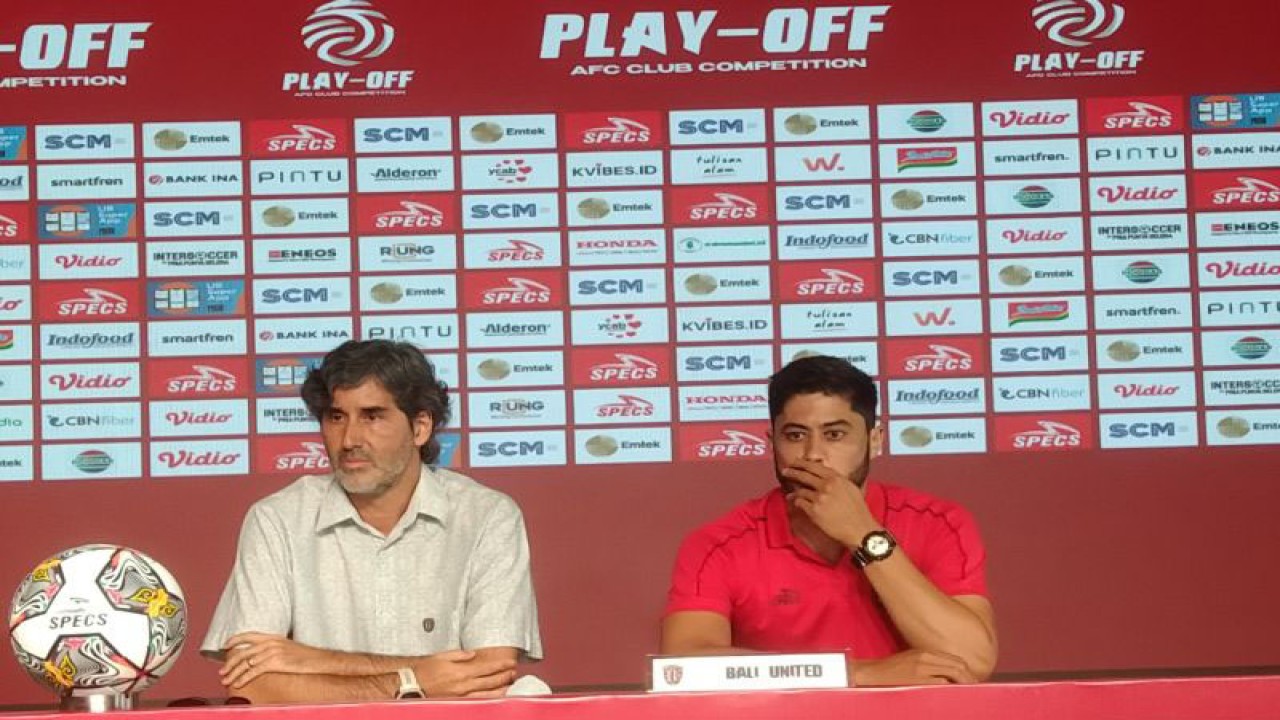 Pelatih Bali United Stefano Cugurra (kiri) bersama penjaga gawang Bali United Adilson Maringa di sela konferensi pers pra pertandingan melawan PSM Makassar di Stadion Kapten I Wayan Dipta, Kabupaten Gianyar, Bali, Senin (5/6/2023) ANTARA/Dewa Ketut Sudiarta Wiguna