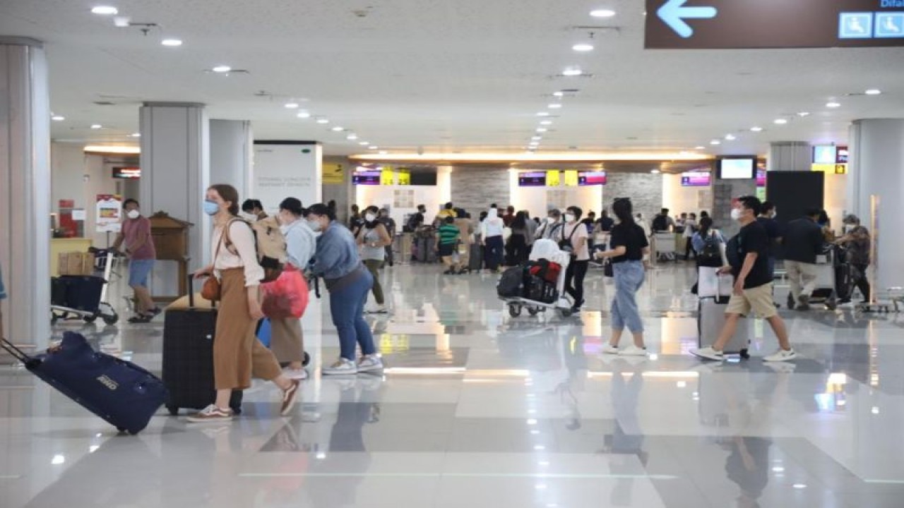 Wisatawan mancanegara tiba di Bandara Internasional I Gusti Ngurah Rai, Bali. ANTARA/HO-PT AP I (Persero).