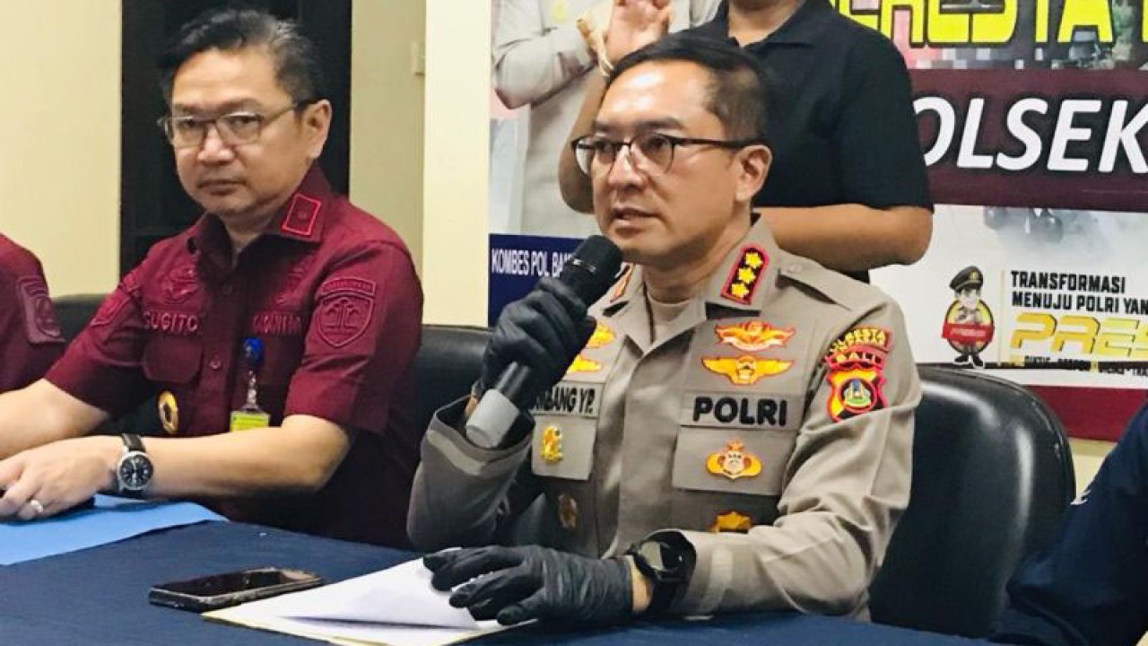 Kepala Kepolisian Resor Kota Denpasar Kombes Bambang Yugo Pamungkas (kanan) didampingi Kepala Kantor Imigrasi Kelas I Ngurah Rai Sugito memberikan keterangan kondisi kejiwaan warga negara Denmark yang menunjukkan alat vitalnya dan viral di media sosial dalam sesi Konferensi pers di Polsek Kuta, Badung, Bali, Selasa (6/6/2023). ANTARA/Rolandus Nampu
