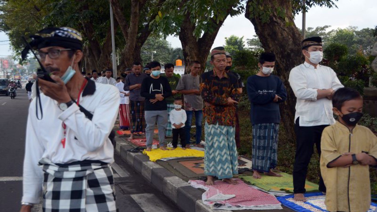 Arsip Foto - Pecalang atau satuan pengamanan desa adat Bali berjaga saat warga Muslim melaksanakan shalat Idul Adha 1443 Hijriah di Denpasar, Bali, Minggu (10/7/2022). (ANTARA FOTO/Nyoman Hendra Wibowo/tom)