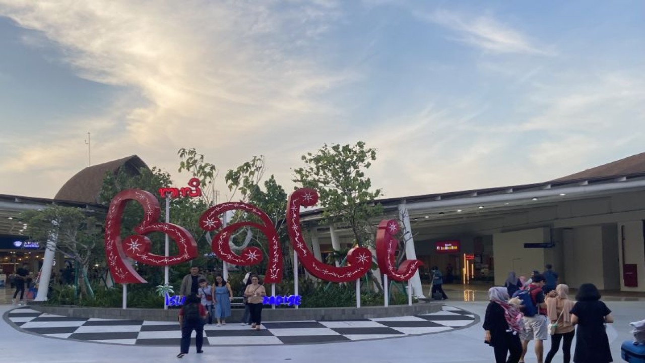 Ilustrasi wisatawan domestik saat berfoto di papan Bali kedatangan Bandara I Gusti Ngurah Rai, Badung. Antara/Ni Putu Putri Muliantari