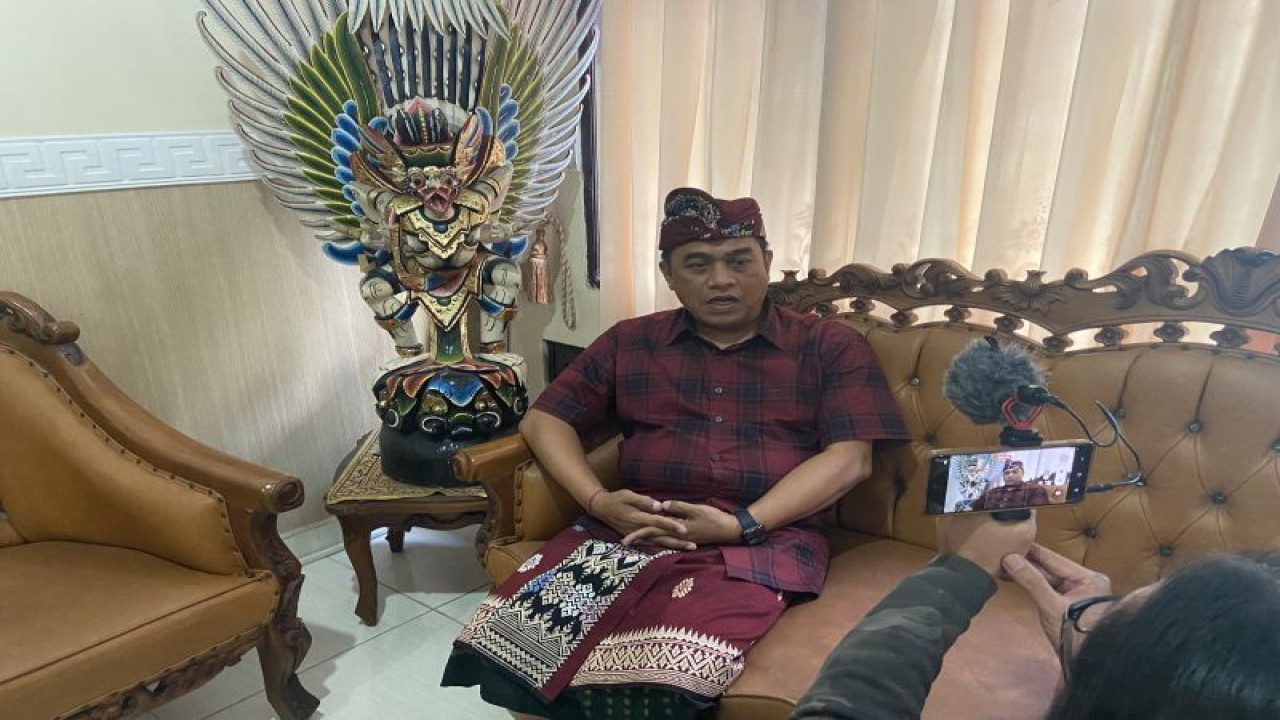 Kepala Dinas Kesehatan Provinsi Bali I Nyoman Gede Anom menyampaikan keterangan perihal pencabutan status pandemi COVID-19 di Denpasar, Kamis (22/6/2023). (ANTARA/Ni Putu Putri Muliantari)
