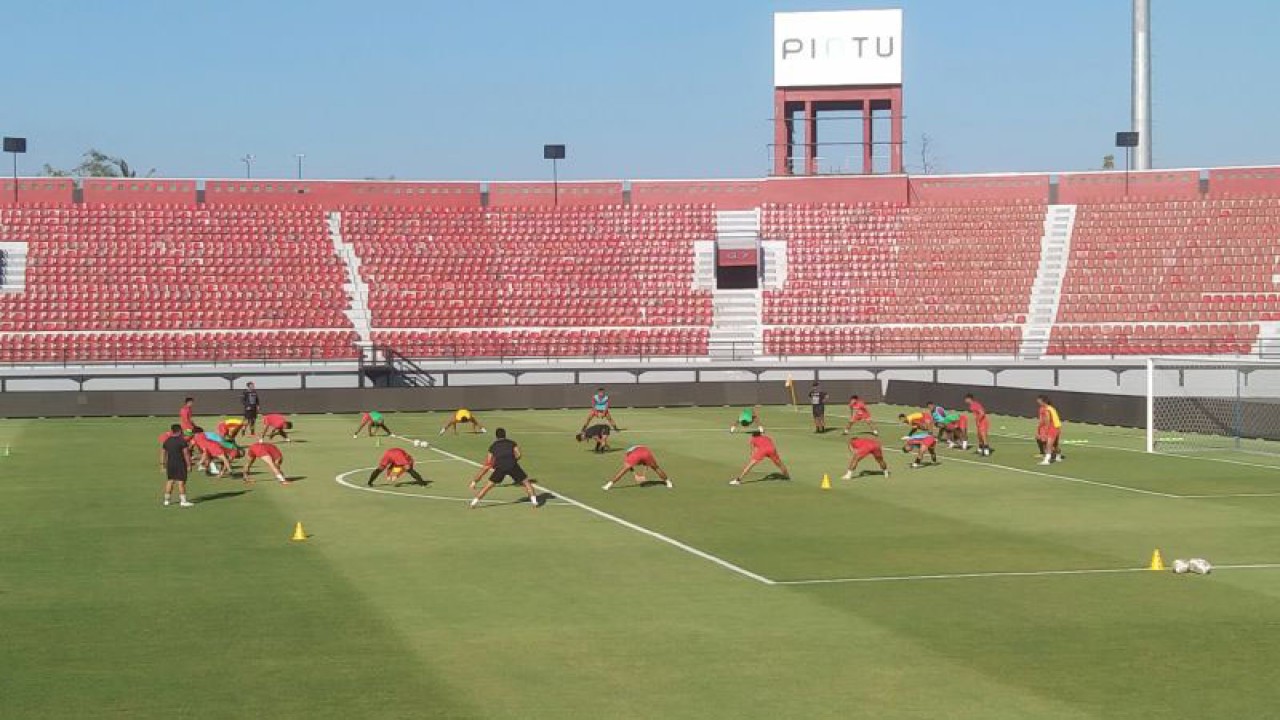 Arsip foto - Sejumlah pemain Bali United melakukan sesi latihan perdana di Stadion Kapten I Wayan Dipta di Kabupaten Gianyar, Bali, Kamis (25/5/2023) ANTARA/Dewa Ketut Sudiarta Wiguna
