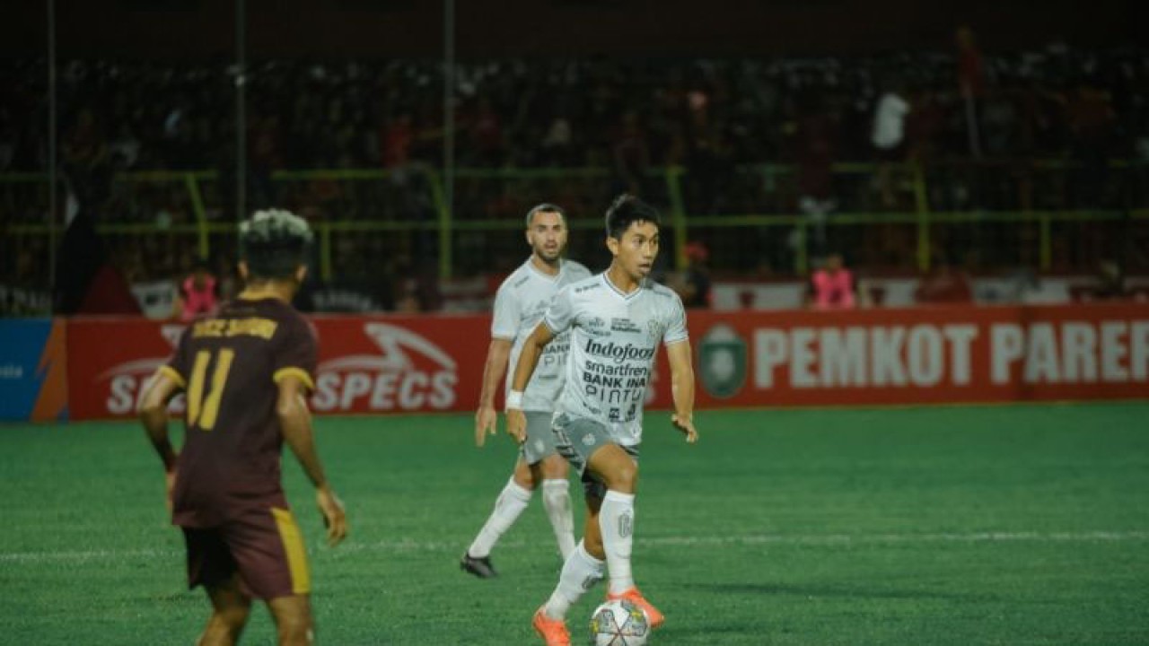 Tangkapan layar - Gelandang muda Bali United, Made Tito Wiratama menggiring bola pada pertandingan kedua melawan PSM Makassar di Stadion BJ Habibie Parepare, Sulawesi Selatan, Sabtu (10/6/2023) ANTARA/Baliutd