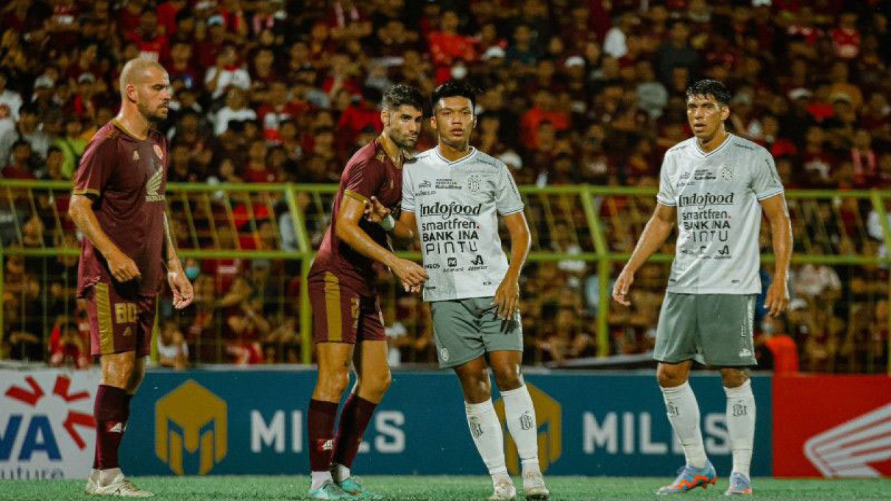 Pemain belakang Bali United Elias Dolah (kanan) ikut turun pada laga perdana melawan PSM Makassar di Stadion Parepare, Sulawesi Selatan, Sabtu (10/6/2023) ANTARA/HO-Bali United