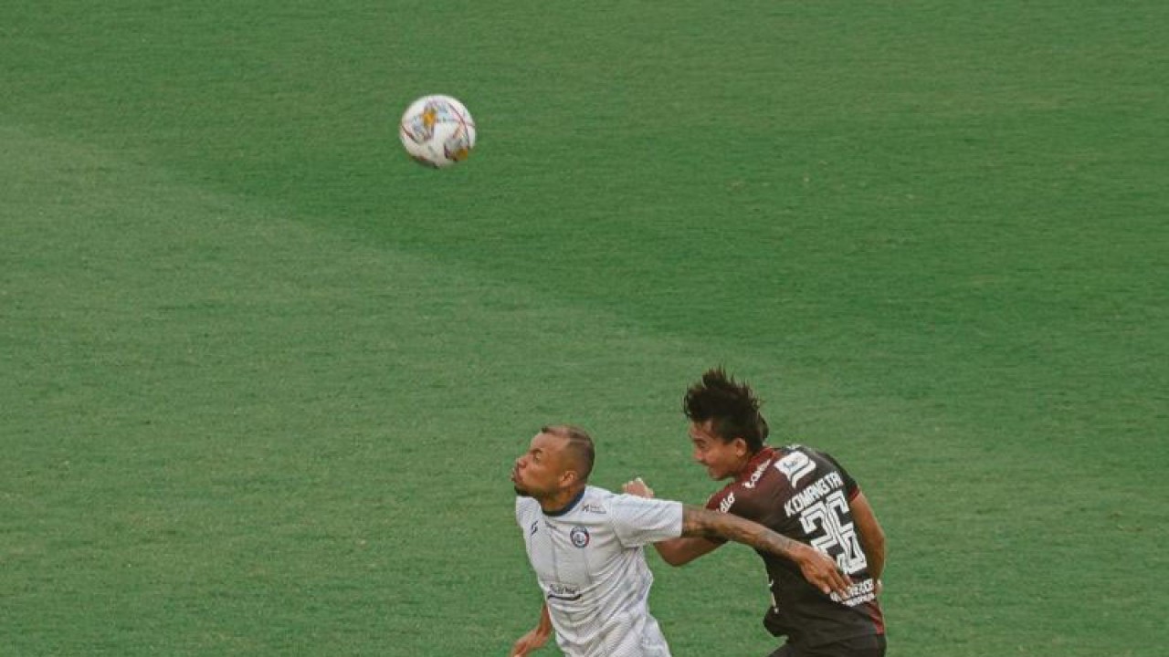Tangkapan layar - Pemain Bali United Komang Tri menyundul bola dengan dikawal pemain Arema FC Gustavo Almeida dalam latihan tanding di Stadion Kapten I Wayan Dipta di Kabupaten Gianyar, Bali, Minggu (18/6/2023) ANTARA/Instagram/@baliunitedfc