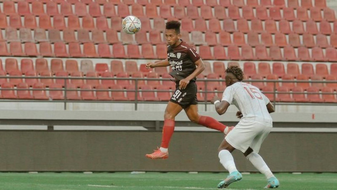 Tangkapan layar - Pemain Bali United Rahmat (kiri) menyundul bola diawasi pemain Arema FC pada latihan tanding di Stadion Kapten I Wayan Dipta, Kabupaten Gianyar, Bali, Minggu (18/6/2023) (ANTARA/Instagram/@baliunitedfc)