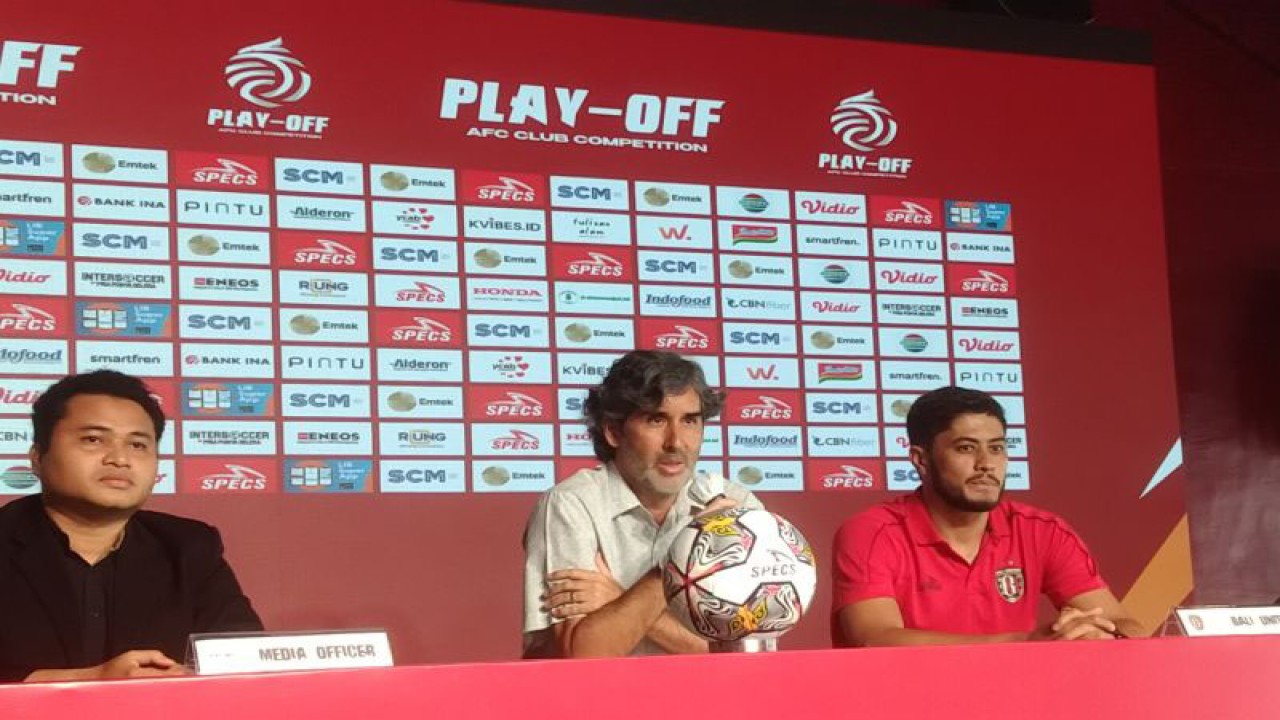 Arsip foto Pelatih Kepala Bali United Stefano Cugurra (tengah) memberikan keterangan pers terkait laga melawan PSM Makassar pada babak play off di Stadion Kapten I Wayan Dipta, Kabupaten Gianyar, Bali, Senin (4/6/2023) ANTARA/Dewa Ketut Sudiarta Wiguna