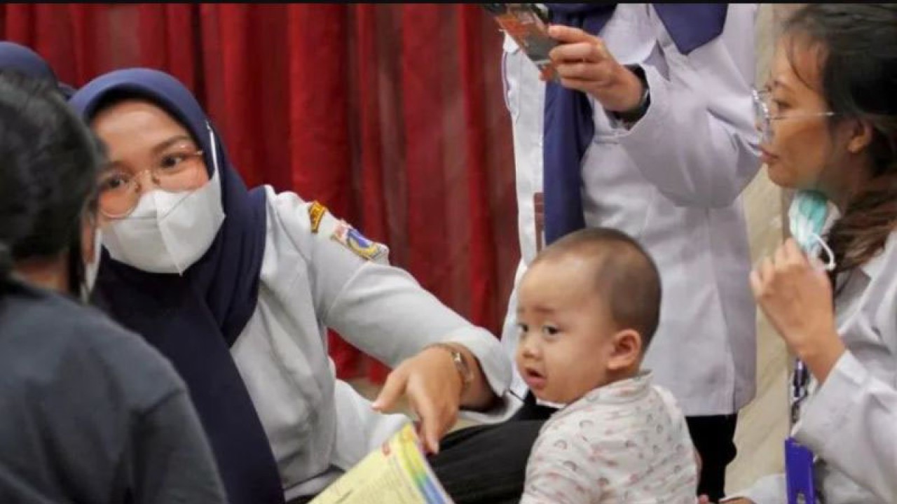Suku Dinas Kesehatan Jakarta Barat mengadakan pelatihan pertumbuhan dan perkembangan balita di aula Puskesmas Kecamatan Kembangan, Jakarta Barat untuk pendeteksian dini dan pengentasan tengkes pada balita, Rabu (17/5/2023). ANTARA/Ho-Pemkot Jakbar