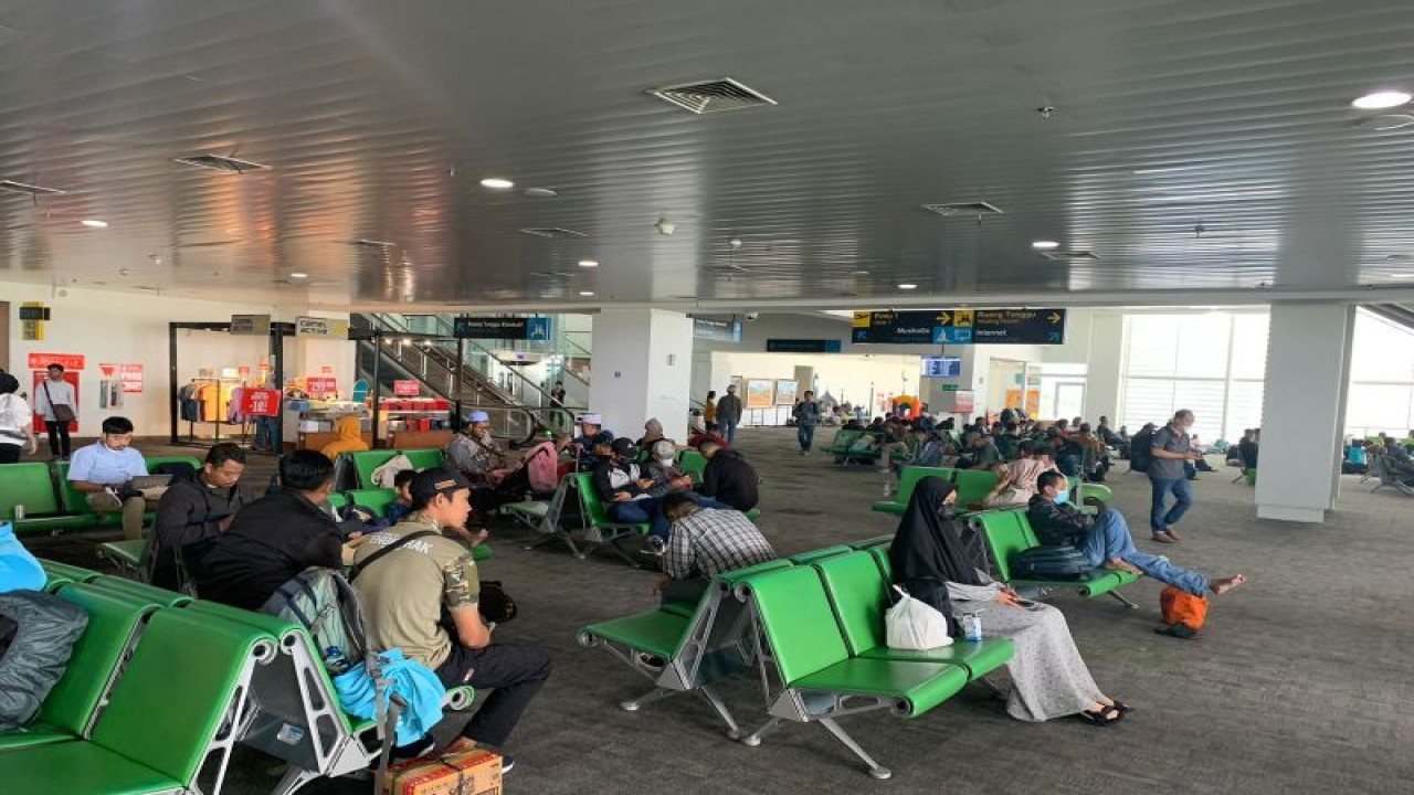 Penumpang di terminal penumpang Bandara Internasional Jenderal Ahmad Yani Semarang. (ANTARA/HO-Angkasa Pura 1)
