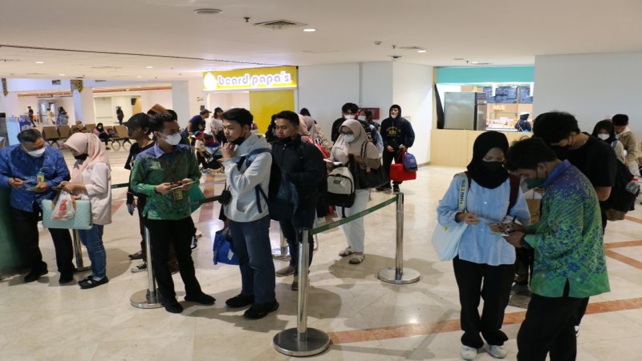Suasana penumpang di Bandara Internasional Juanda Surabaya. ANTARA/HO AP I Juanda.