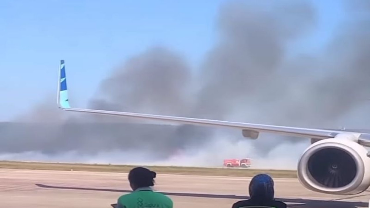 Kebakaran rumput di dekat landasan pacu bandara El Tari Kupang. ANTARA/tangakapan layar IG Kupang Now