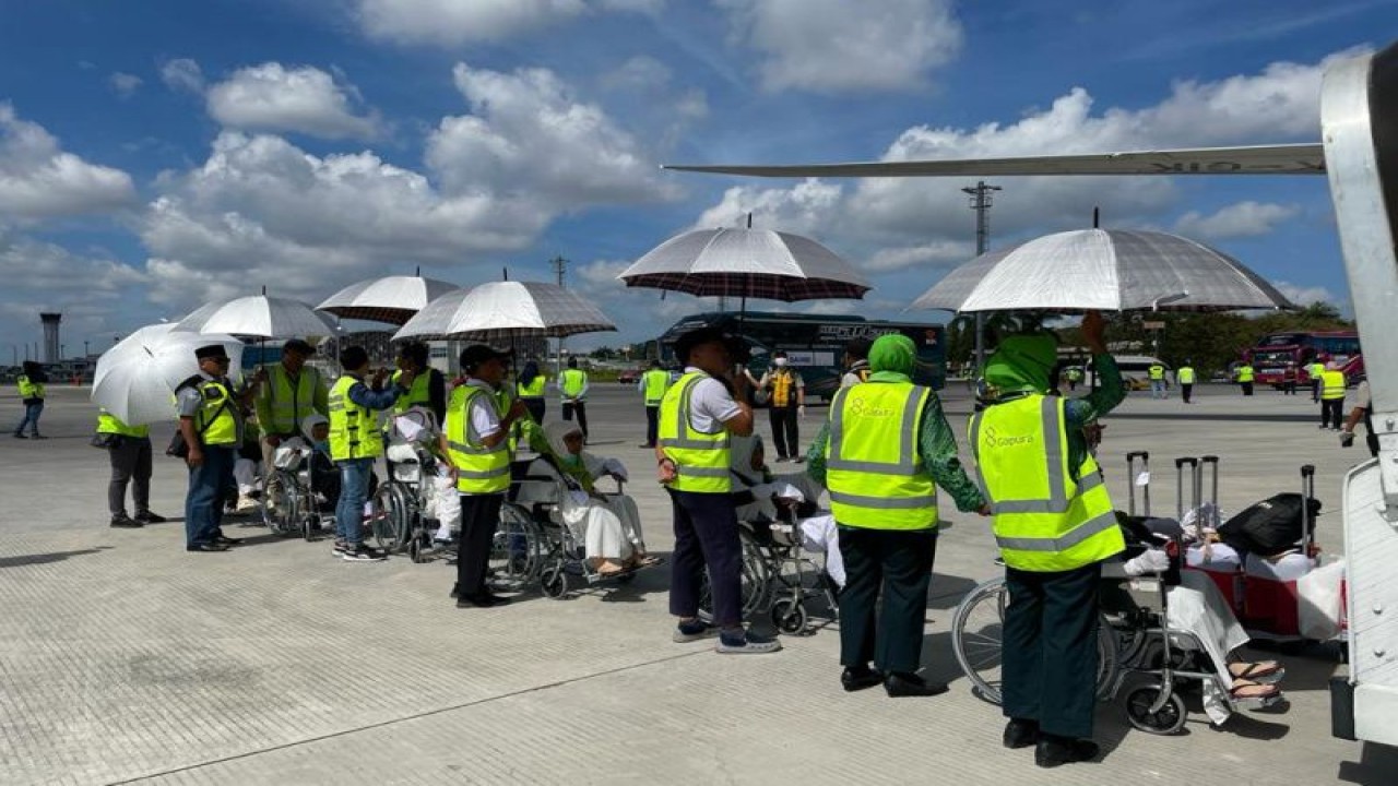 Jemaah calon haji asal NTB saat diberangkatkan melalui embarkasi Bandara Internasional Lombok. ANTARA/HO-Humas Bandara Lombok