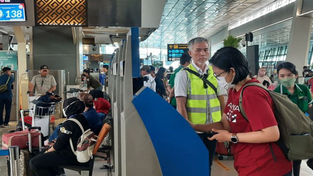 Ilustrasi - Petugas Bandara Soetta Tangerang melayani calon penumpang penerbangan dalam transaksi pemesanan tiket. (ANTARA/Azmi)