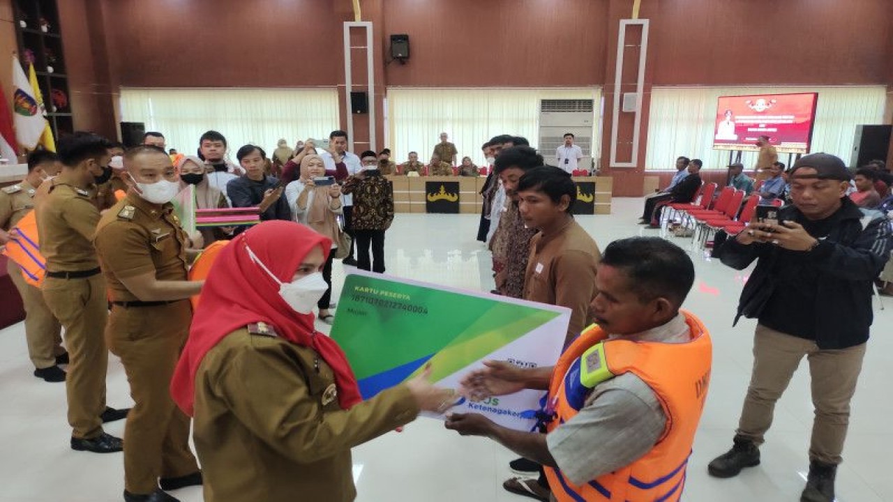 Pemkot Bandarlampung saat menyerahkan santunan kematian dari BP Jamsostek kepada ahli waris di Bandarlampung, Senin (5/6/2023). (ANTARA/Dian Hadiyatna)