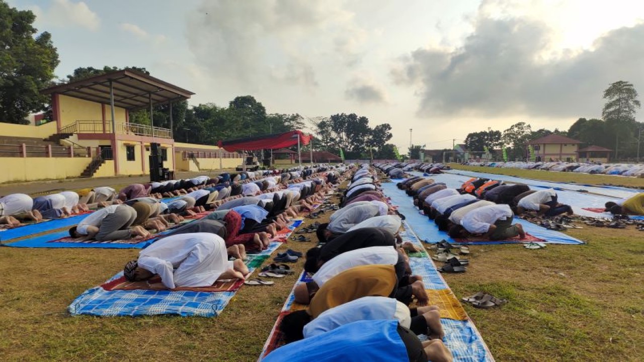 Pelaksanaan Shalat Idul Adha 1444 Hijriah di Lapangan Kalpataru Bnadarlampung, Kamis (29/6/2023). (ANTARA/Dian Hadiyatna)