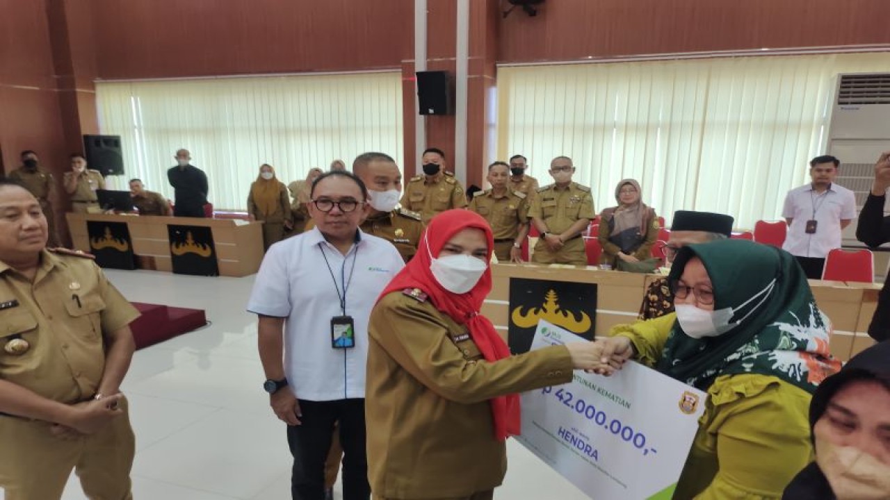 Wali Kota Bandarlampung Eva Diwana memberikan santuan kematian BPJAMSOSTEK kepada ahli waris di Bandarlampung, Senin (5/6/2023). (ANTARA/Dian Hadiyatna)