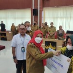 Bandarlampung serahkan santunan BPJAMSOSTEK pada masyarakat rentan-1685955862