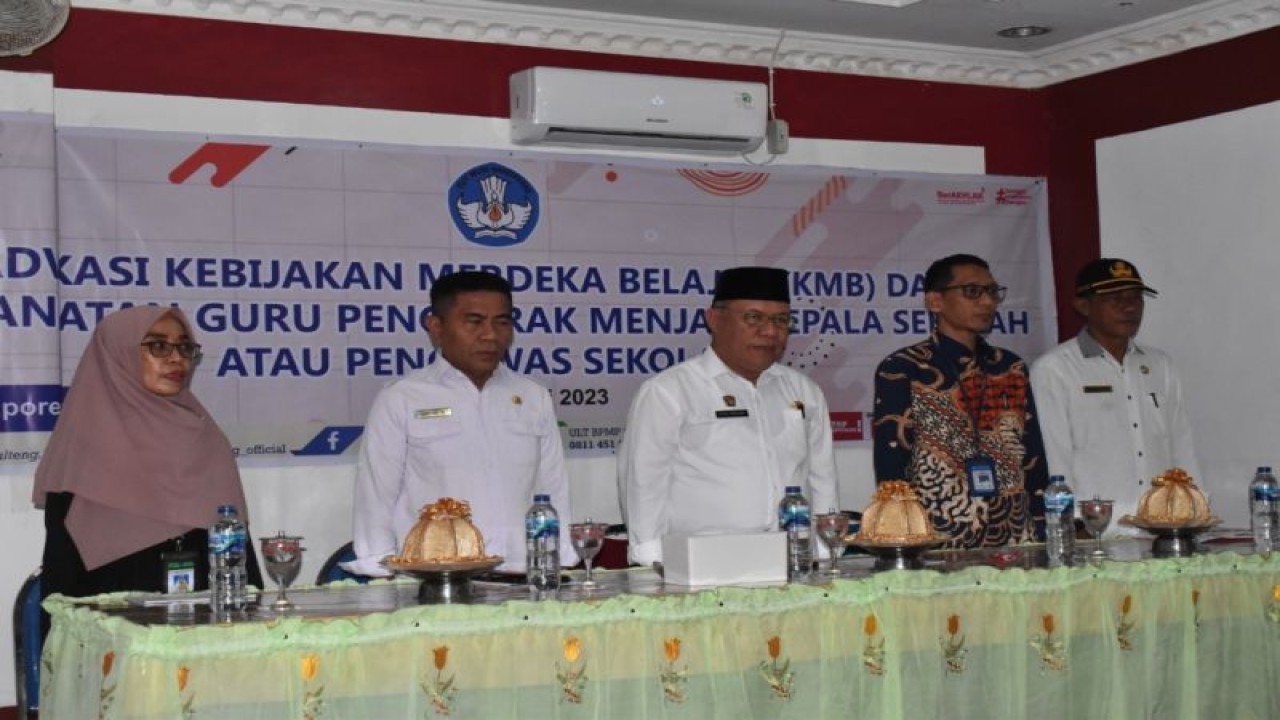 Sekretaris Daerah Kabupaten Bangkep, Sulteng, Rusli Moidady menghadiri advokasi kebijakan kurikulum Merdeka Belajar yang dirangkaikan dengan pengangkatan guru penggerak menjadi kepala sekolah atau pengawas sekolah, berlangsung di Salakan, Bangkep, Rabu (7/6/2023) (ANTARA/HO-Prokopim Setda Pemkab Bangkep)