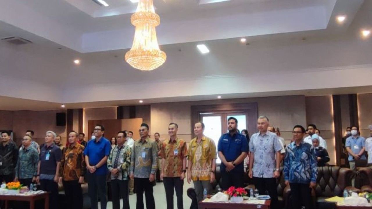 Penjabat Gubernur Kepulauan Bangka Belitung Suganda Pandapotan Pasaribu saat menghadiri rapat koordinasi pwrcepatan hilirisasi timah di Pangkalpinang, Kamis (Aprionis)