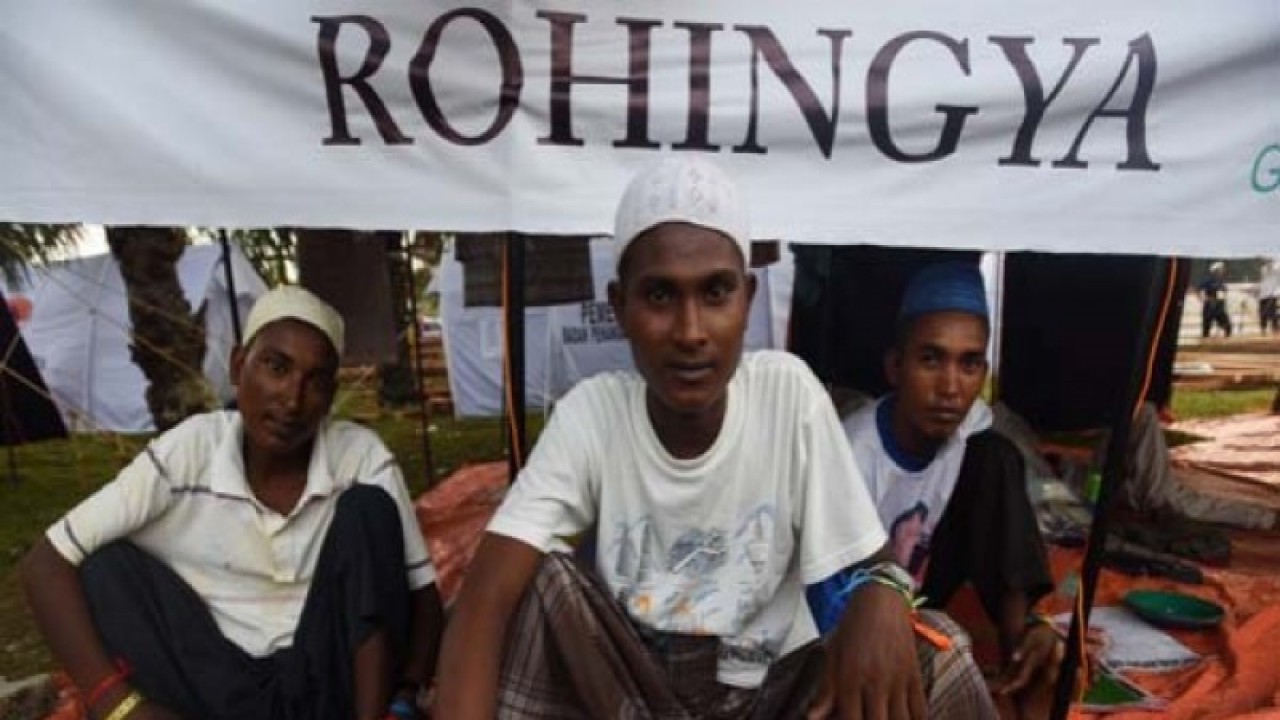 Pengungsi Rohingnya Sejumlah pemuda pengungsi suku Rohingya asal Myanmar bersantai di halaman tenda pengungsian sementara di Beyeun, Aceh Timur, Aceh, Sabtu (30/5/15). (ANTARA FOTO/Zabur Karuru