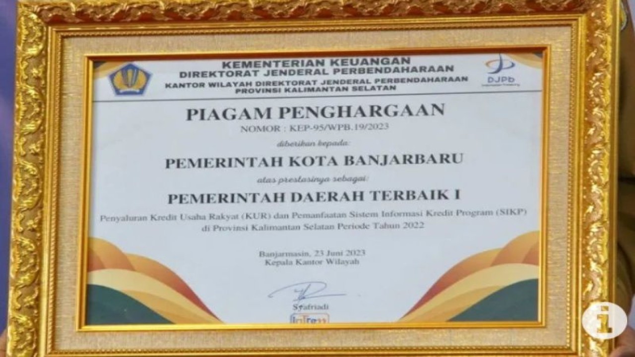 Piagam penghargaan terbaik pertama atas penyaluran Kredit Usaha Rakyat dan pemanfaatan Sistem Informasi Kredit Program (SIKP) di Provinsi Kalsel tahun 2022 yang diterima Pemkot Banjarbaru. (ANTARA/HO-Medcen Kominfo Banjarbaru)
